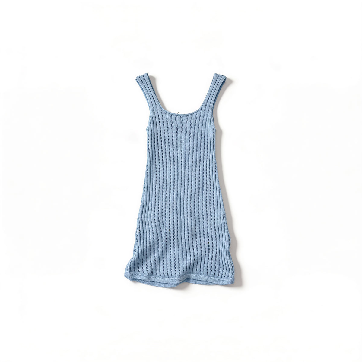Robe débardeur bleu ciel – maille ajourée côtelée, présenté à plat sur fond blanc