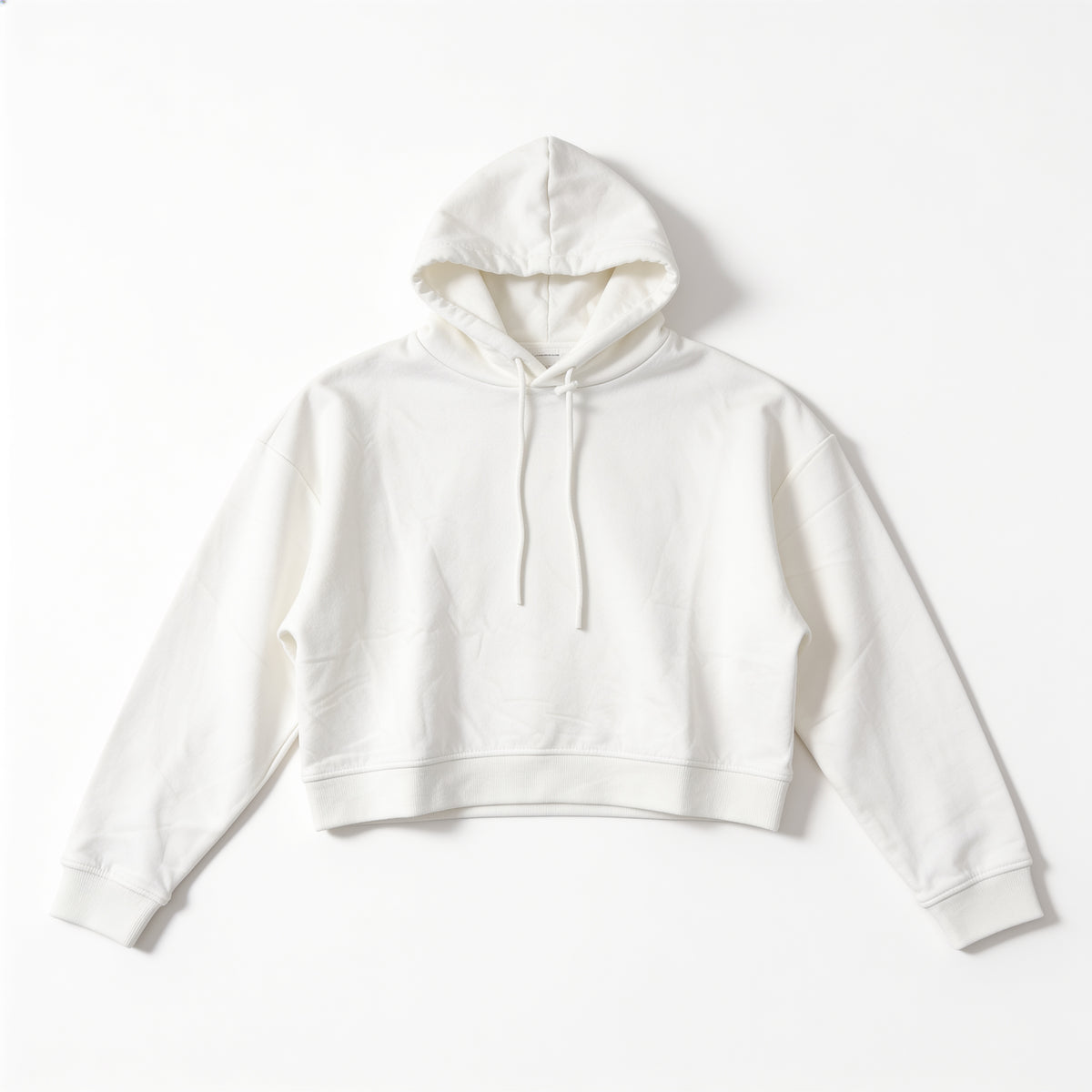 Sweat à capuche court oversize blanc – Jennyfer Don't Call Me, présenté à plat sur fond blanc