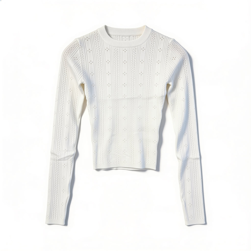 Pull côtelé ajouré écru – maille fine légèrement brillante, présenté à plat sur fond blanc