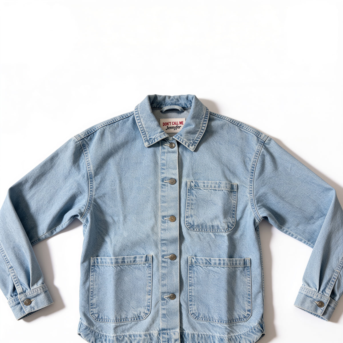 Veste chemise en jean bleu clair délavé – coupe oversize Jennyfer, présenté à plat sur fond blanc