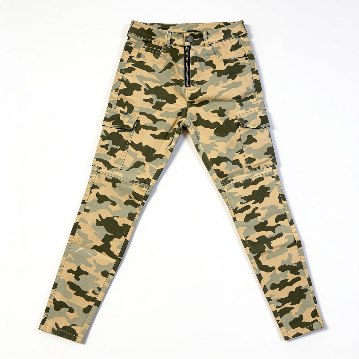 Jean skinny taille haute camouflage – poches cargo Jennyfer, présenté à plat sur fond blanc