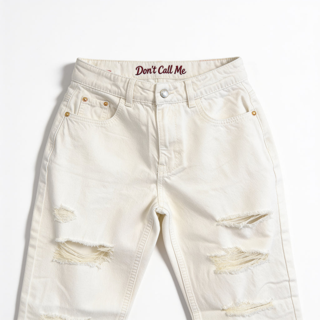 Jean mom taille haute déchiré – blanc écru destroy Jennyfer, présenté à plat sur fond blanc