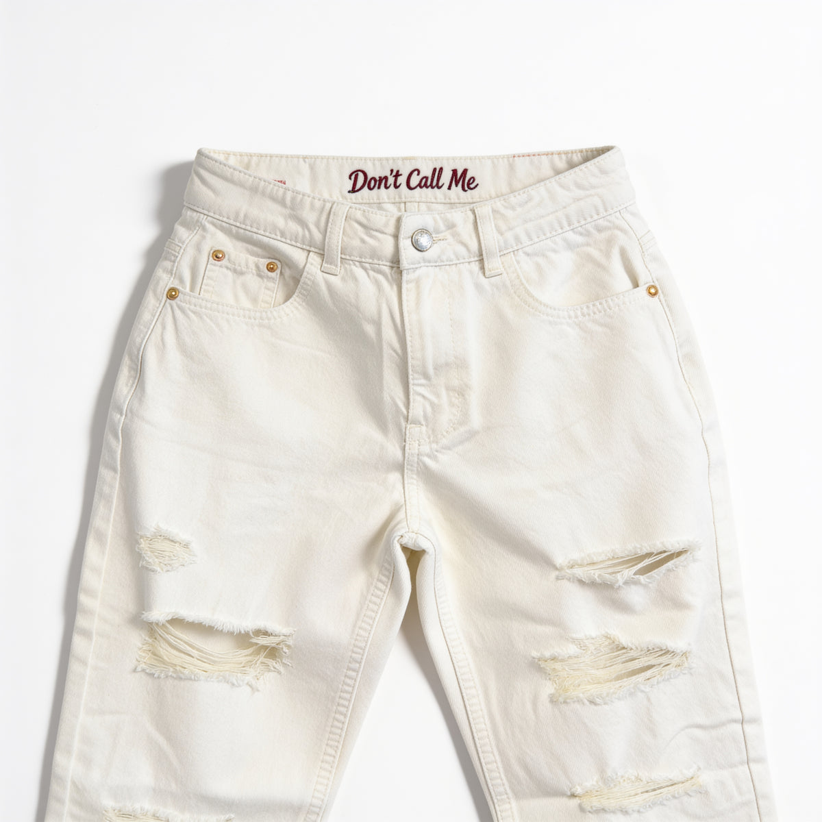 Jean mom taille haute déchiré – blanc écru destroy Jennyfer, présenté à plat sur fond blanc