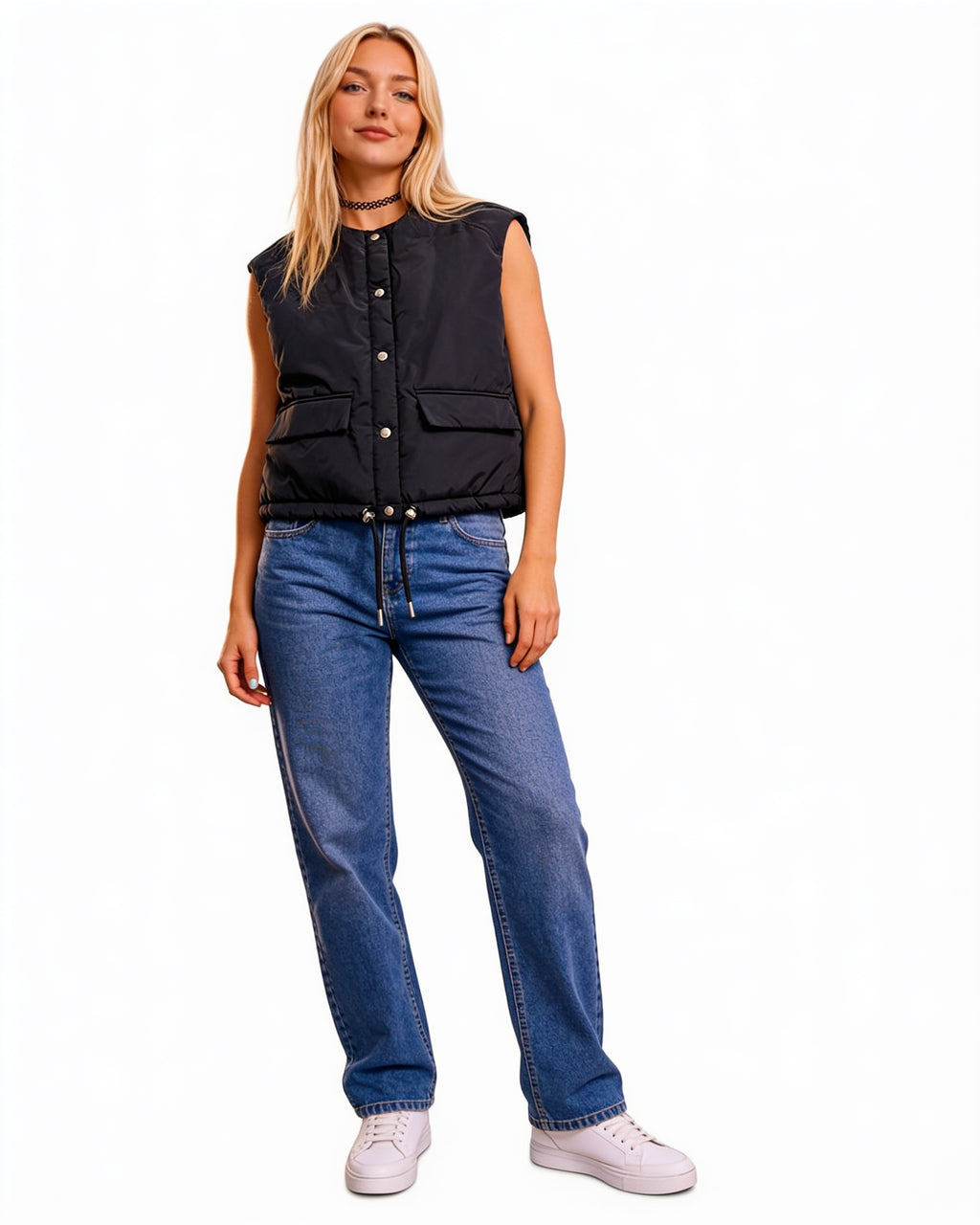 Gilet sans manches matelassé noir coupe cropped Jennyfer, portée, fond blanc