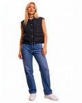 Gilet sans manches matelassé noir coupe cropped Jennyfer, portée, fond blanc