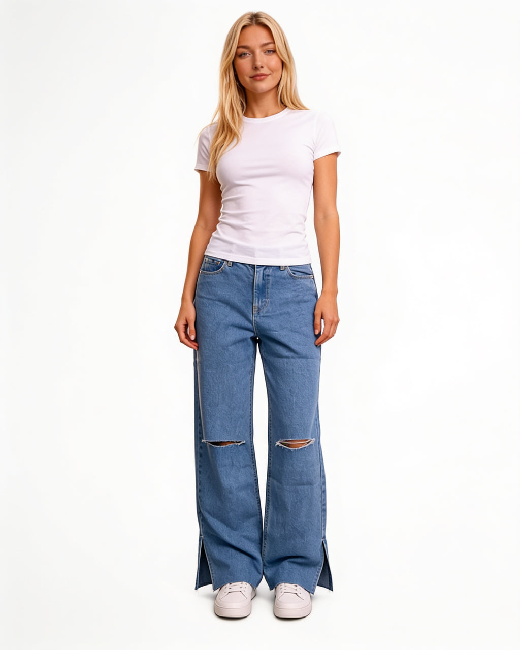 Jean large taille haute déchirures genoux et ourlet brut, portée, fond blanc