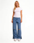 Jean large taille haute déchirures genoux et ourlet brut, portée, fond blanc