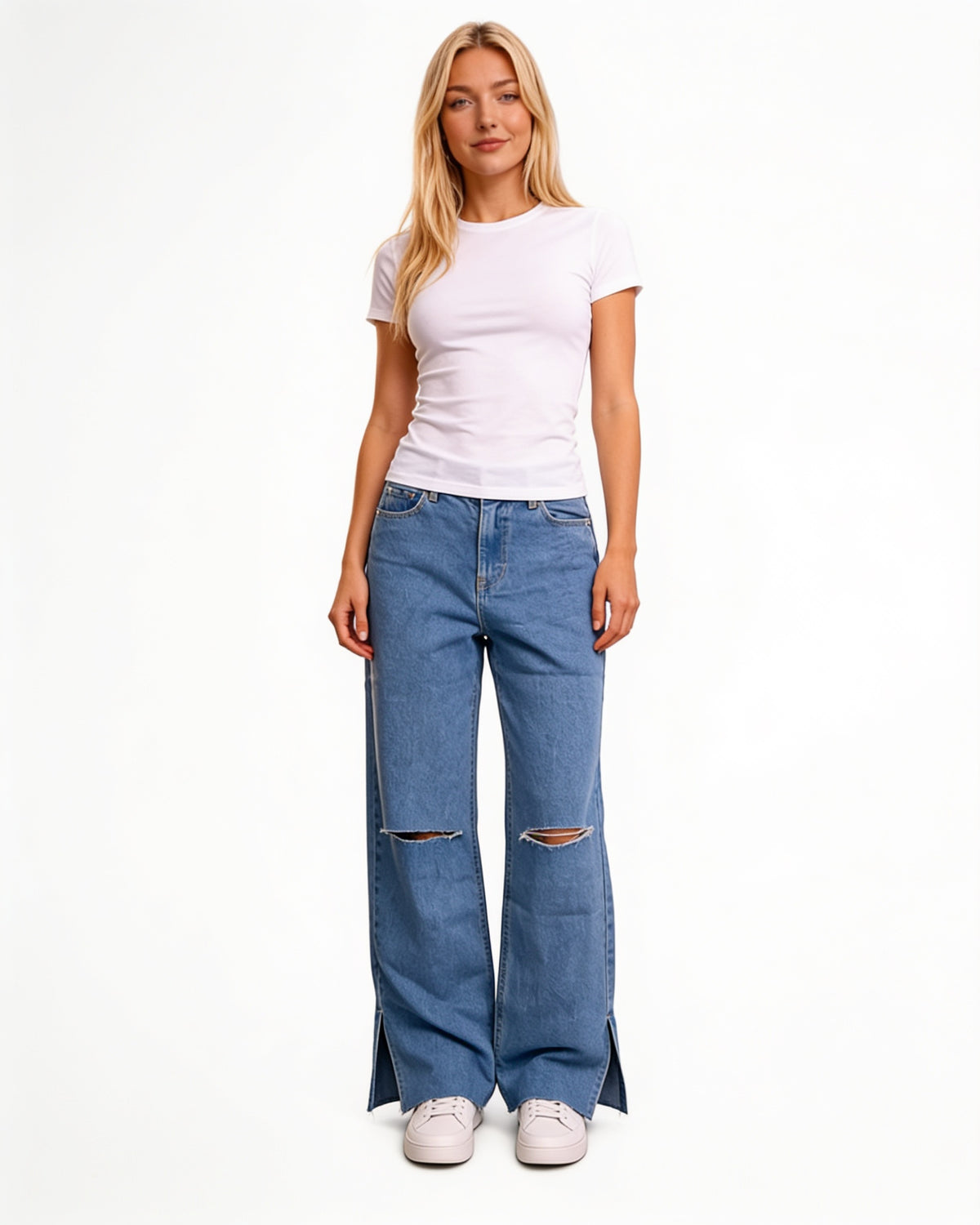 Jean large taille haute déchirures genoux et ourlet brut, portée, fond blanc
