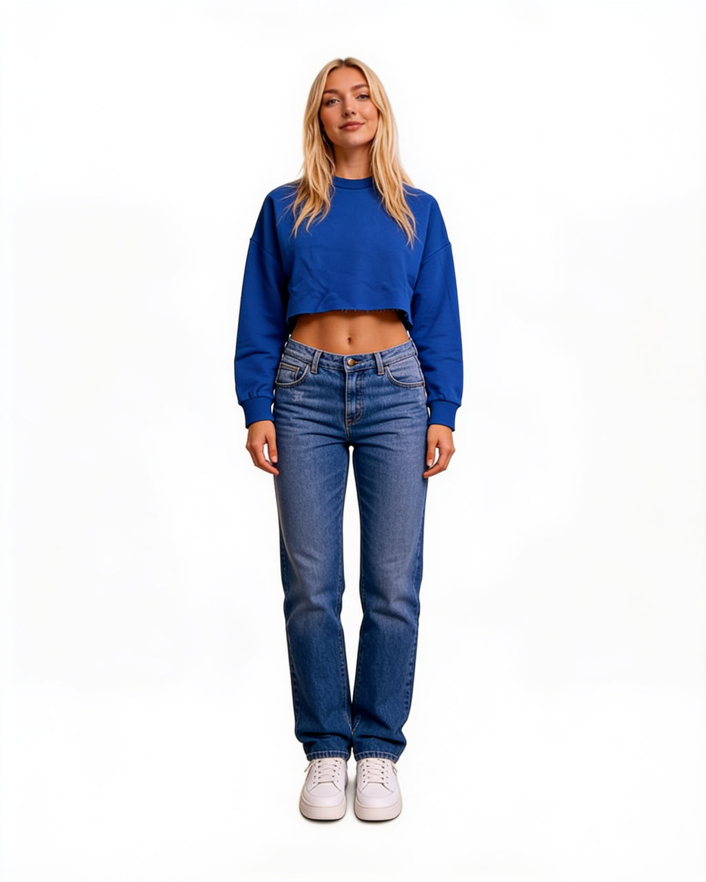 Sweat crop top bleu indigo col côtelé et bas brut effet frangé, portée, fond blanc