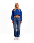 Sweat crop top bleu indigo col côtelé et bas brut effet frangé, portée, fond blanc