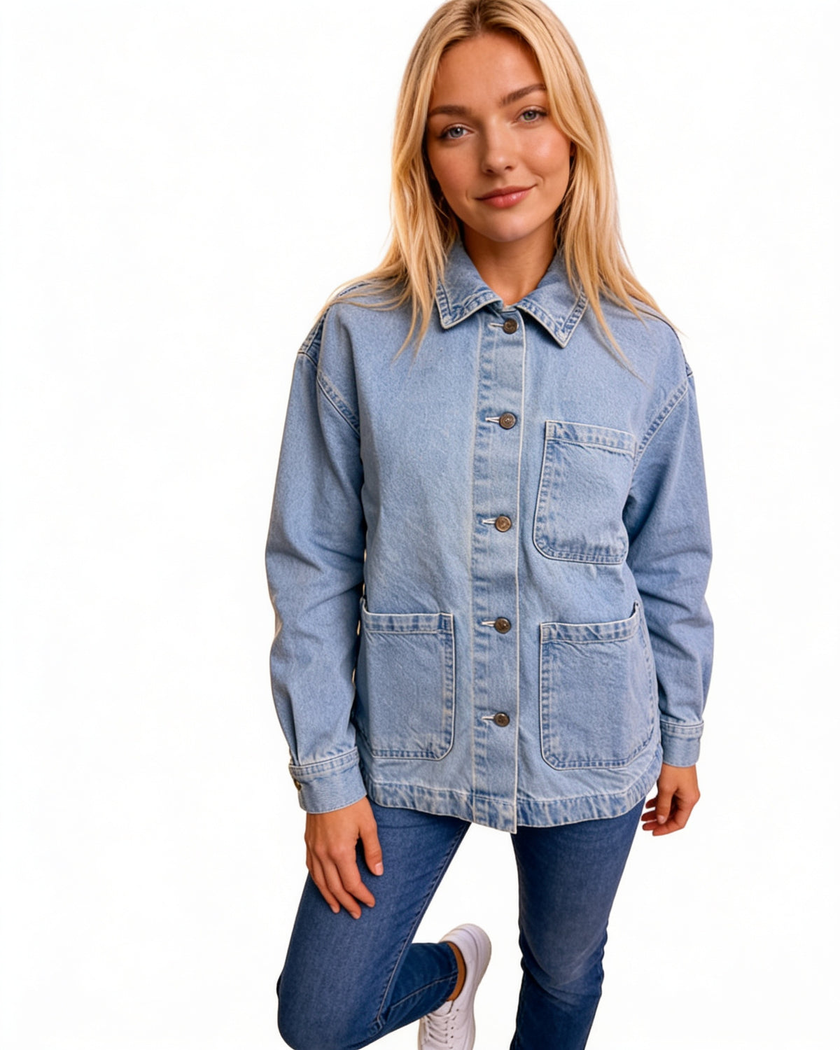 Veste chemise en jean bleu clair délavé coupe oversize Jennyfer, portée, fond blanc