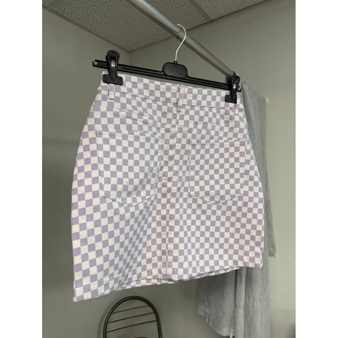 Jupe en jean à damier lilas et blanc – Boutonnée – vue 6