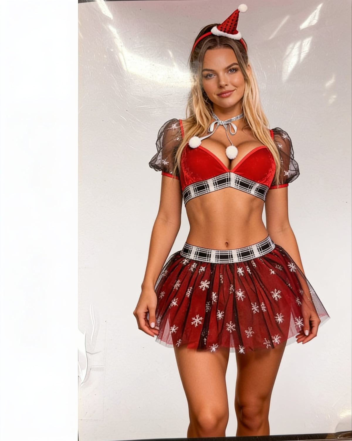 Tenue de Noël rouge, jupette tulle et bonnet Noëlle, portée, fond blanc