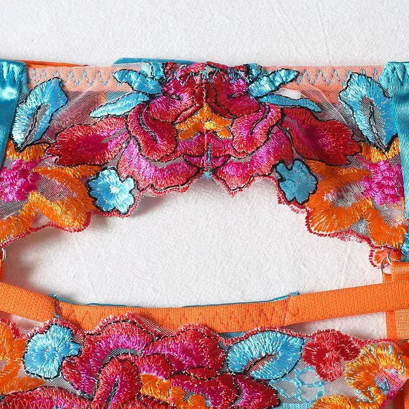 Ensemble lingerie dentelle florale brodée 3 pièces, coloris orange et azur avec bretelles visibles