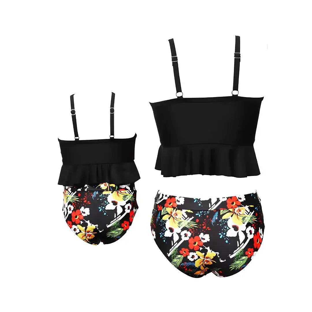 Maillot de bain deux pièces floral Calypso par Les Secrets de Léa; bustier noir à volants et bottoms imprimés fleurs