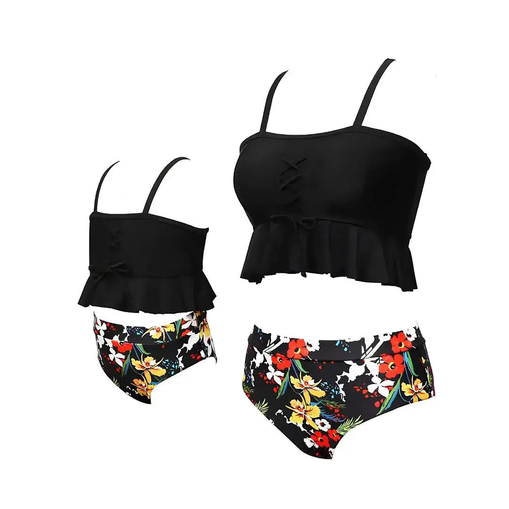 Maillot de bain 2 pièces bustier floral Calypso – haut noir avec volants et bretelles fines, culotte imprimée fleurs sur fond noir