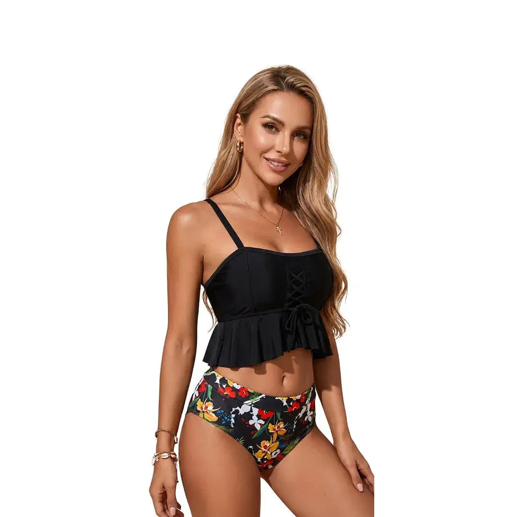 Maillot de bain deux pièces bustier floral Calypso – Les Secrets de Léa, haut noir à lacets et volant.