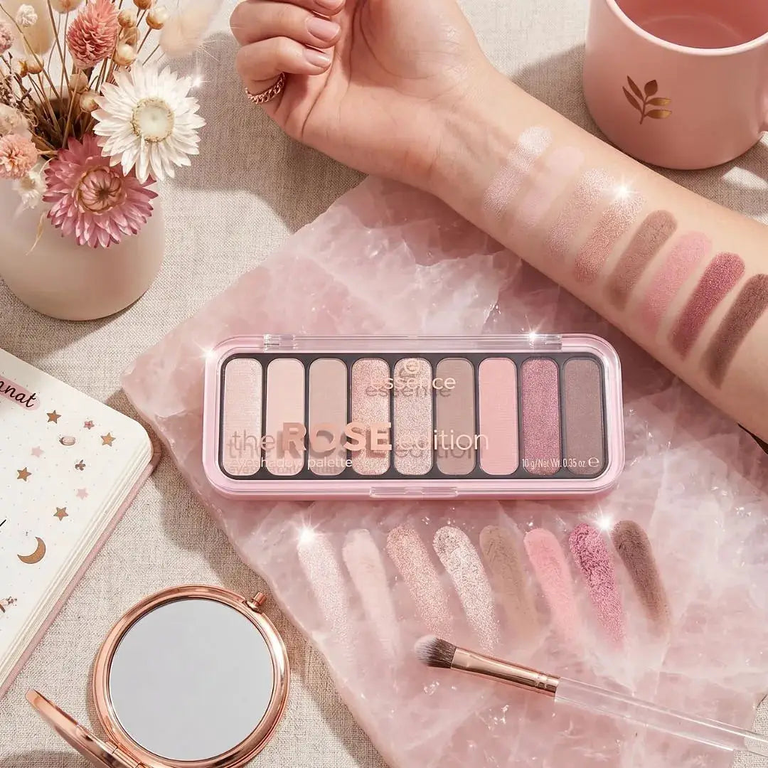 Palette d'ombres à paupières Essence The Rose Edition, 12 teintes rosées, étui rose transparent.