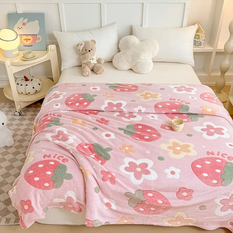 Plaid en flanelle gaufrée fraises et fleurs – 5 tailles – vue 2 | Les Secrets de Léa