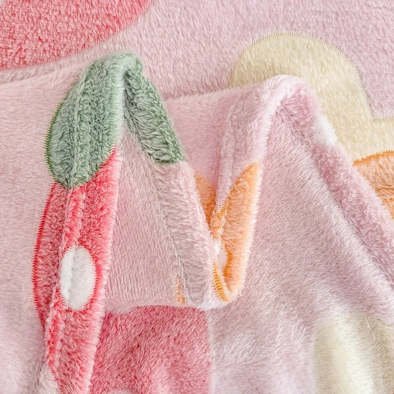 Plaid en flanelle gaufrée fraises et fleurs – 5 tailles – vue 4 | Les Secrets de Léa