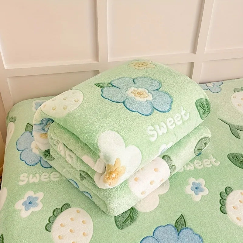 Plaid en flanelle gaufrée fraises et fleurs – 5 tailles – vue 5 | Les Secrets de Léa