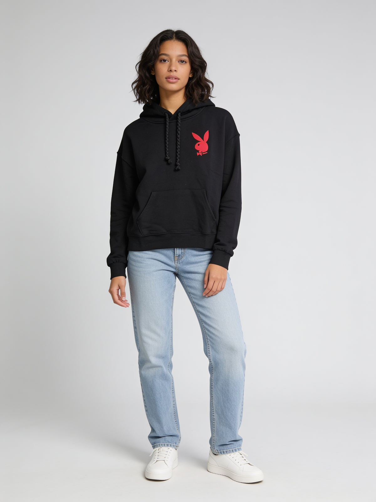 Sweat à capuche Playboy noir porté de face
