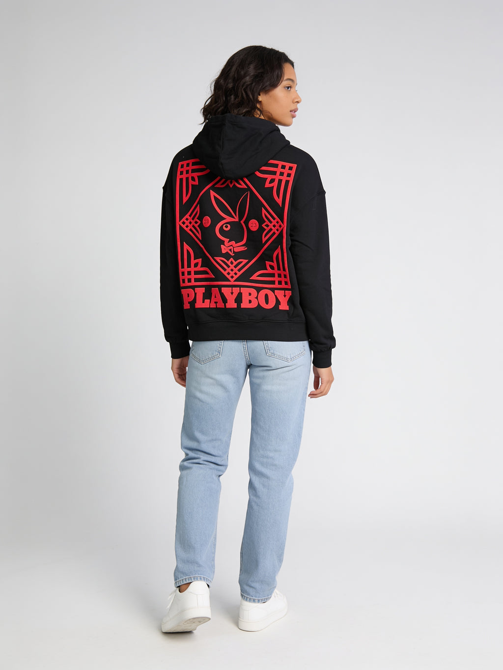 Sweat à capuche Playboy noir porté de dos