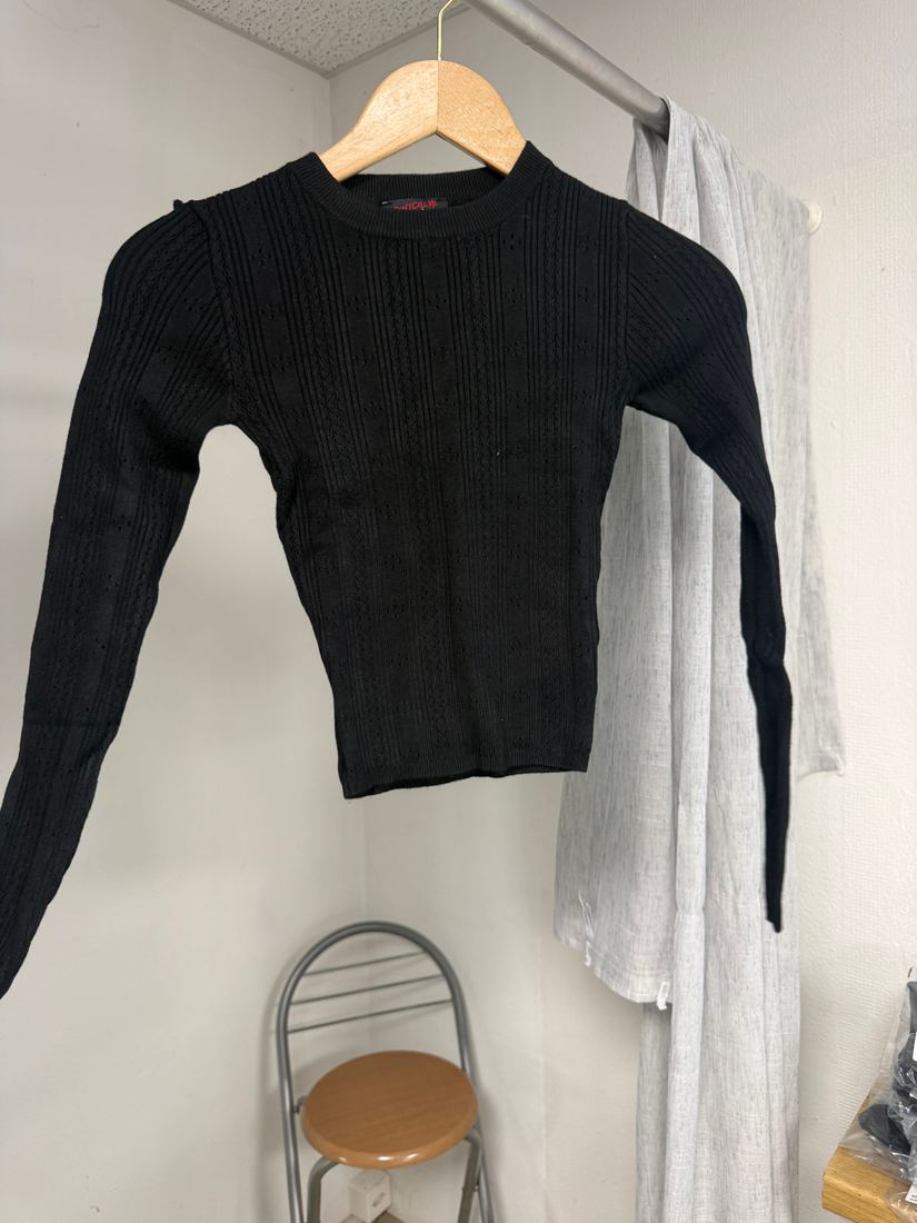Pull court noir côtelé à manches longues et motifs ajourés