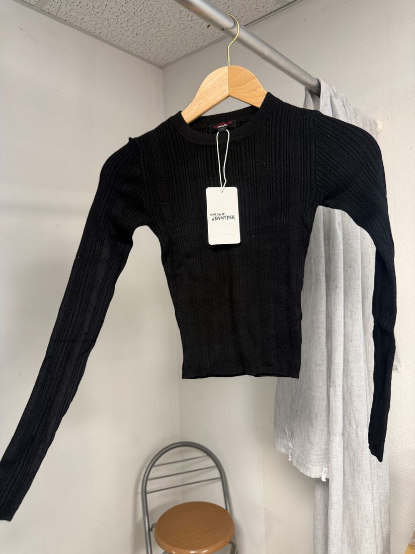 Pull court noir côtelé à manches longues et motifs ajourés