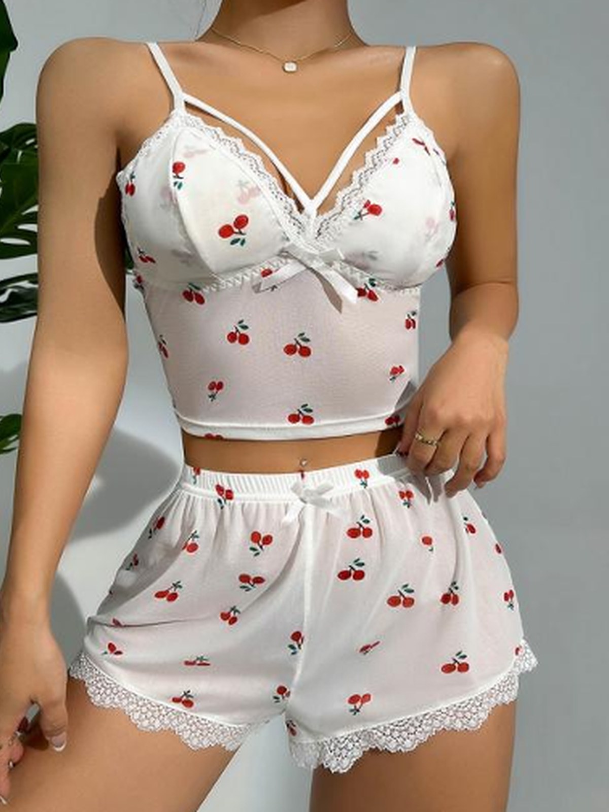 Pyjama Lola porté de face : décolleté en V dentelle, brides croisées et short à ourlet dentelle
