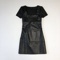 Robe courte en simili cuir noire présentée à plat sur fond blanc
