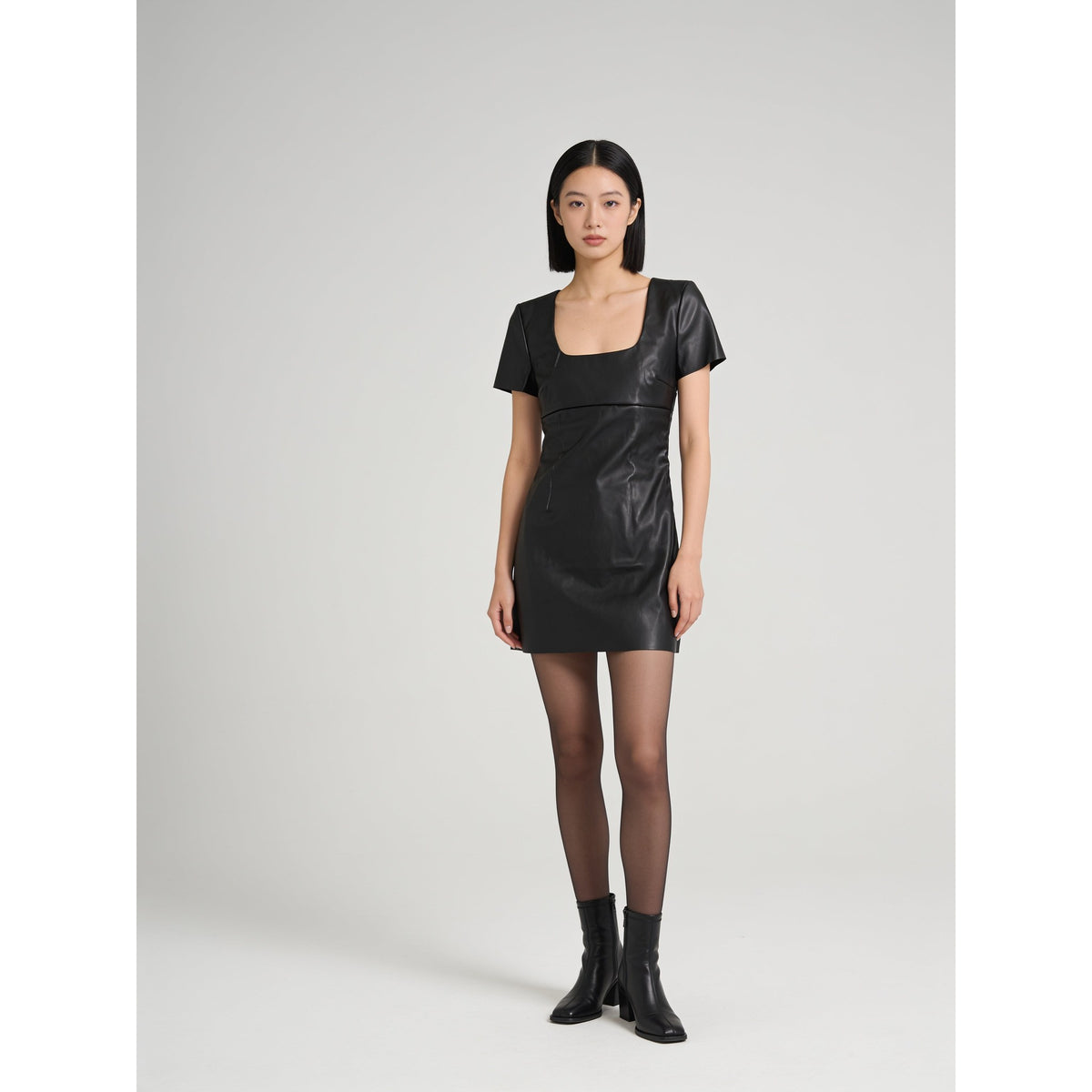 Robe courte simili cuir noire – Col carré, manches courtes – vue 2