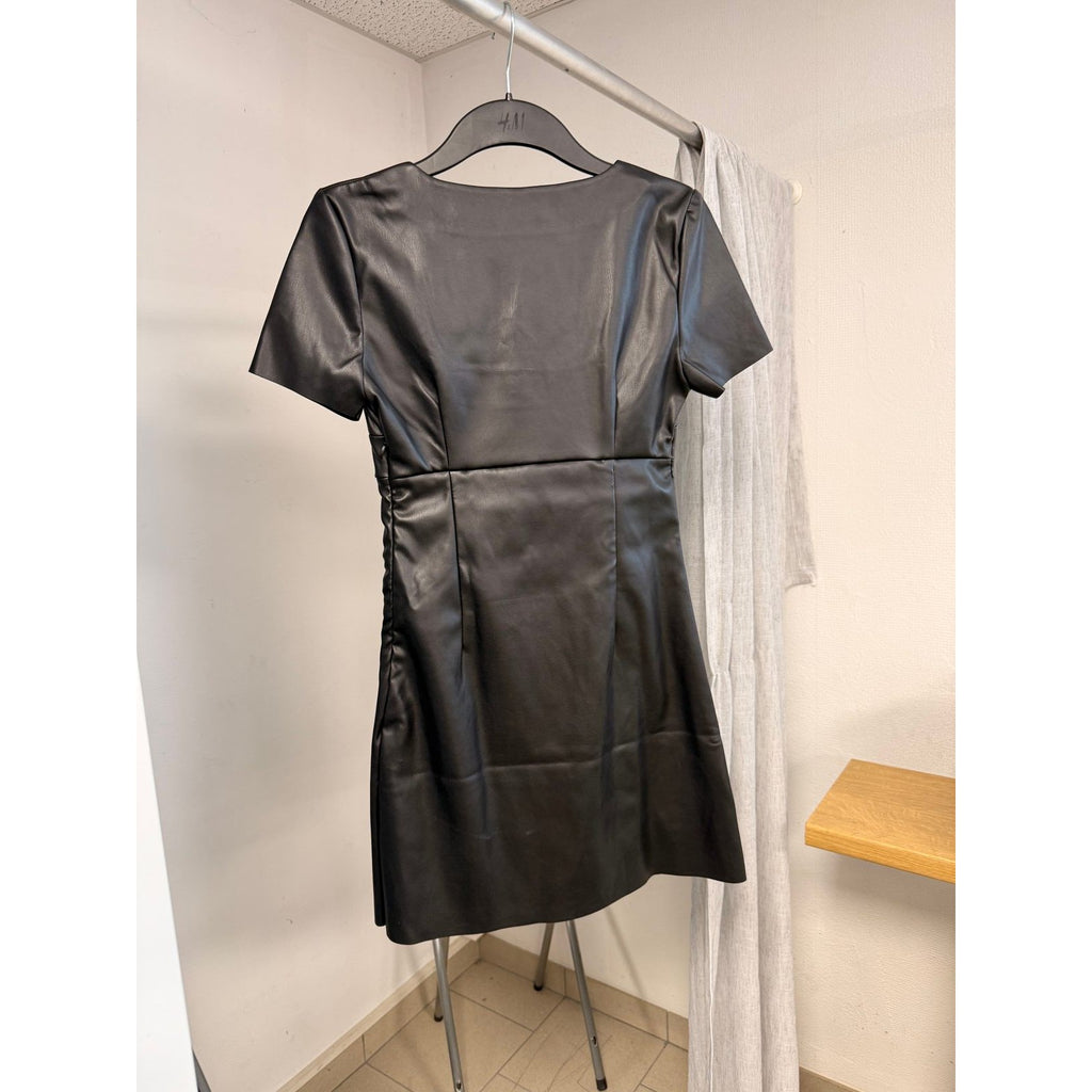 Robe courte simili cuir noire – Col carré, manches courtes – vue 6