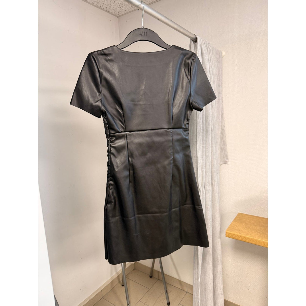 Robe courte simili cuir noire – Col carré, manches courtes – vue 6