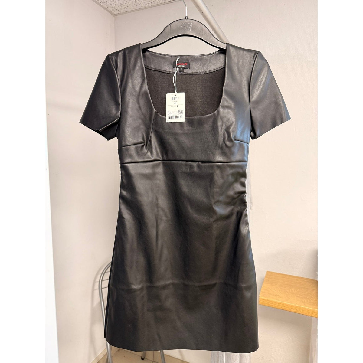 Robe courte simili cuir noire – Col carré, manches courtes – vue 7