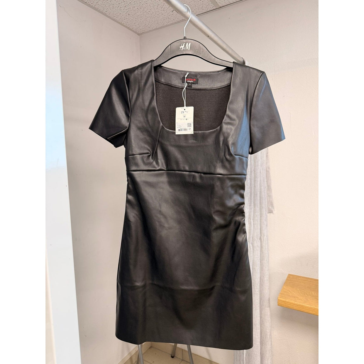 Robe courte simili cuir noire – Col carré, manches courtes – vue 8