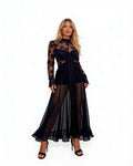 Robe longue noire en dentelle, manches longues – portée sur fond blanc