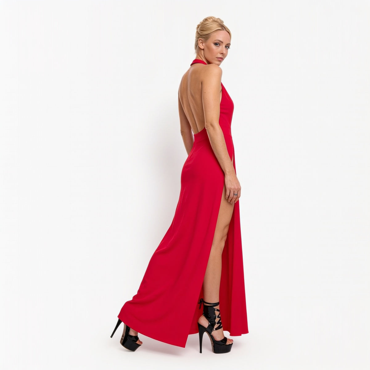 Robe longue rouge fendue dos nu – Isabella portée, sur fond blanc