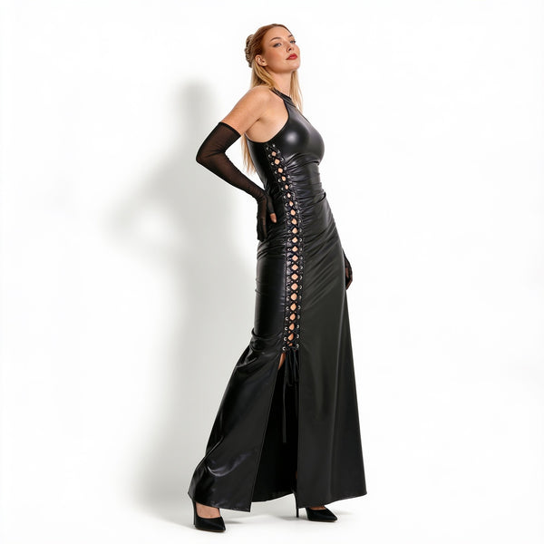 Robe longue wetlook noire à laçage – Stellaris portée, sur fond blanc