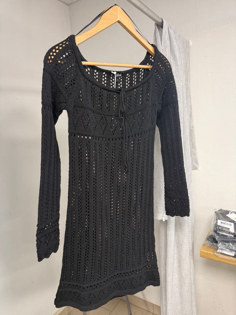 Robe pull noire en crochet ajouré avec col lacé et manches longues