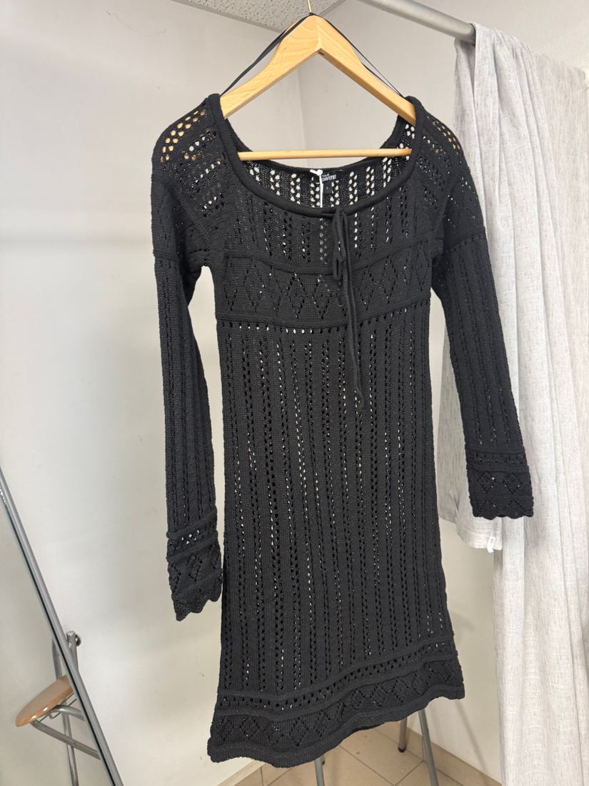 Robe pull noire en crochet ajouré avec col lacé et manches longues