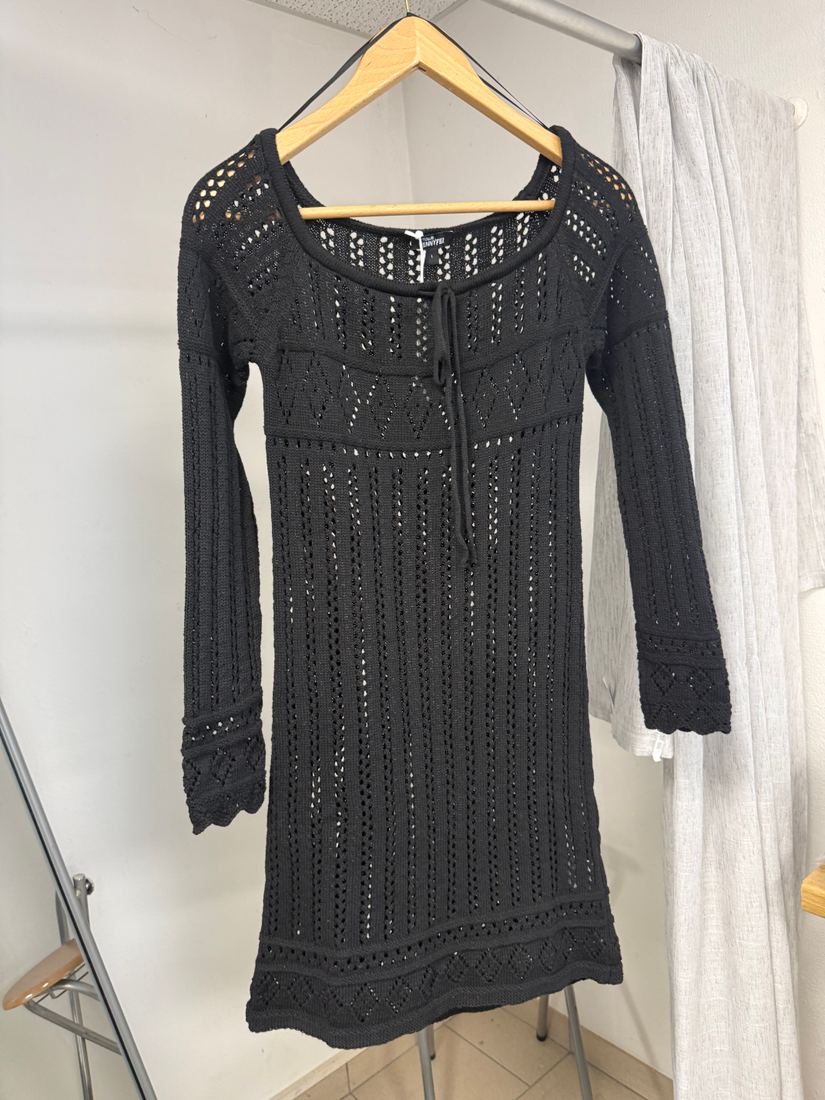 Robe pull noire en crochet ajouré avec col lacé et manches longues