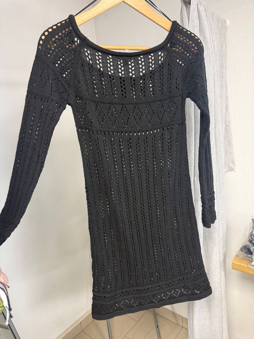 Robe pull noire en crochet ajouré avec col lacé et manches longues