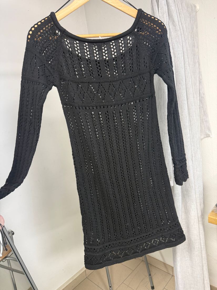 Robe pull noire en crochet ajouré avec col lacé et manches longues