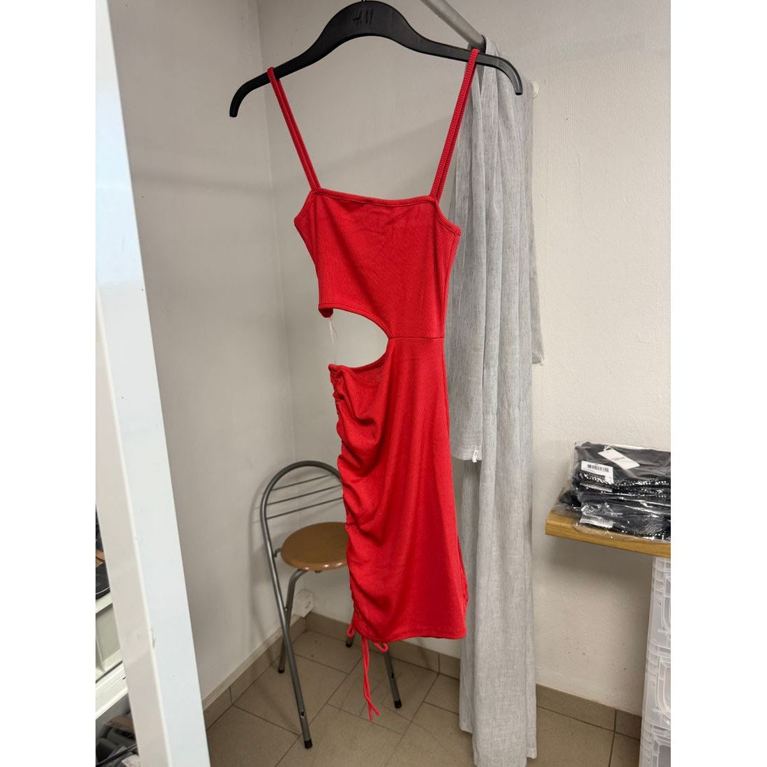 Robe rouge côtelée – Découpe à la taille, jupe froncée – vue 2