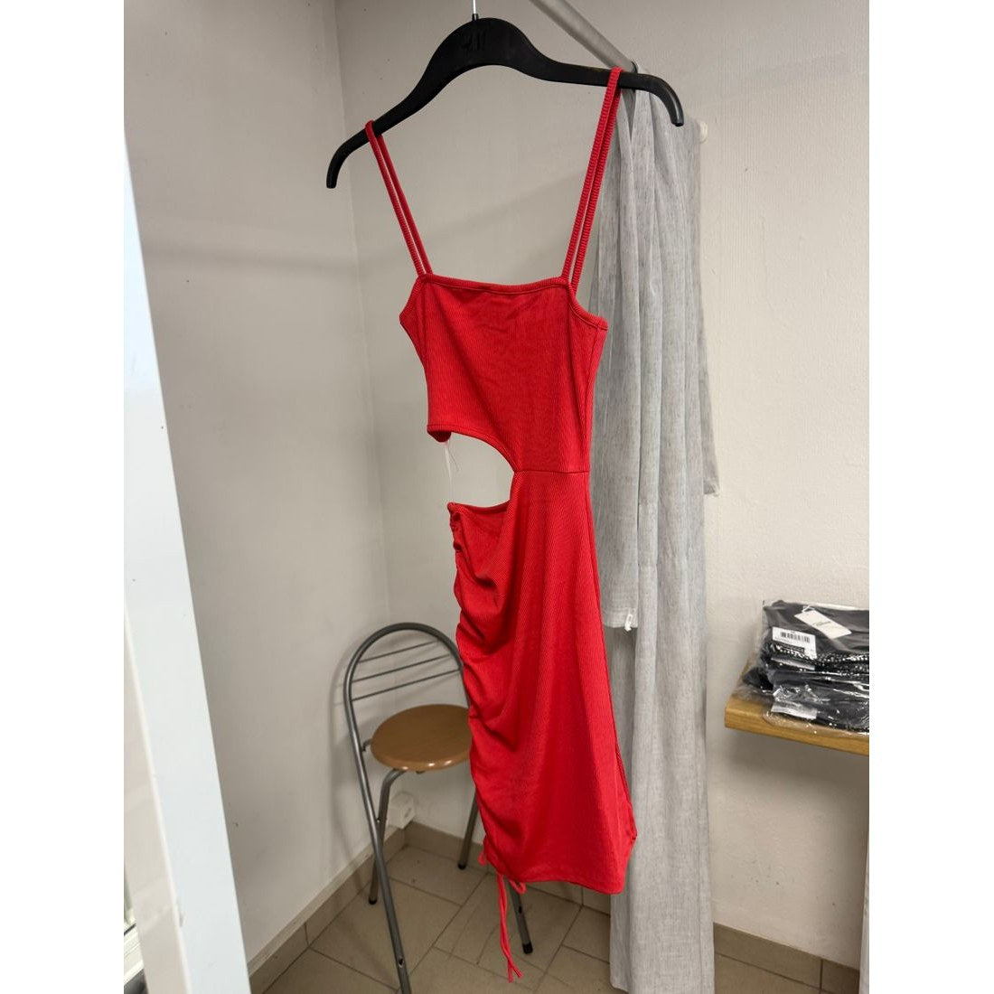 Robe rouge côtelée – Découpe à la taille, jupe froncée – vue 3
