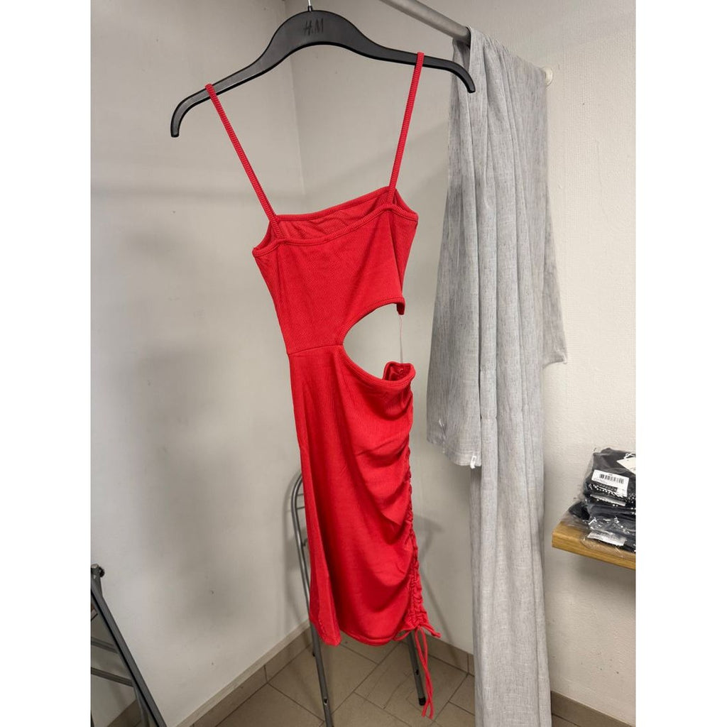 Robe rouge côtelée – Découpe à la taille, jupe froncée – vue 4