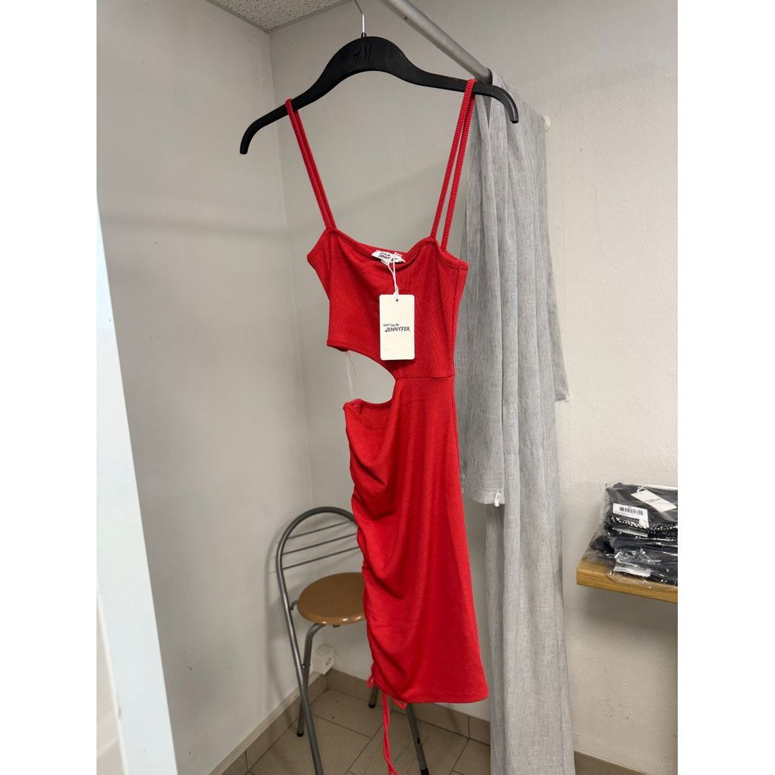 Robe rouge côtelée – Découpe à la taille, jupe froncée – vue 6
