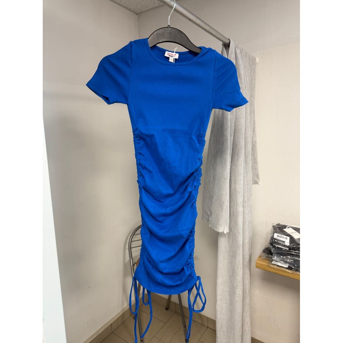 Robe t-shirt côtelée bleue – fronces et cordons réglables – vue 2