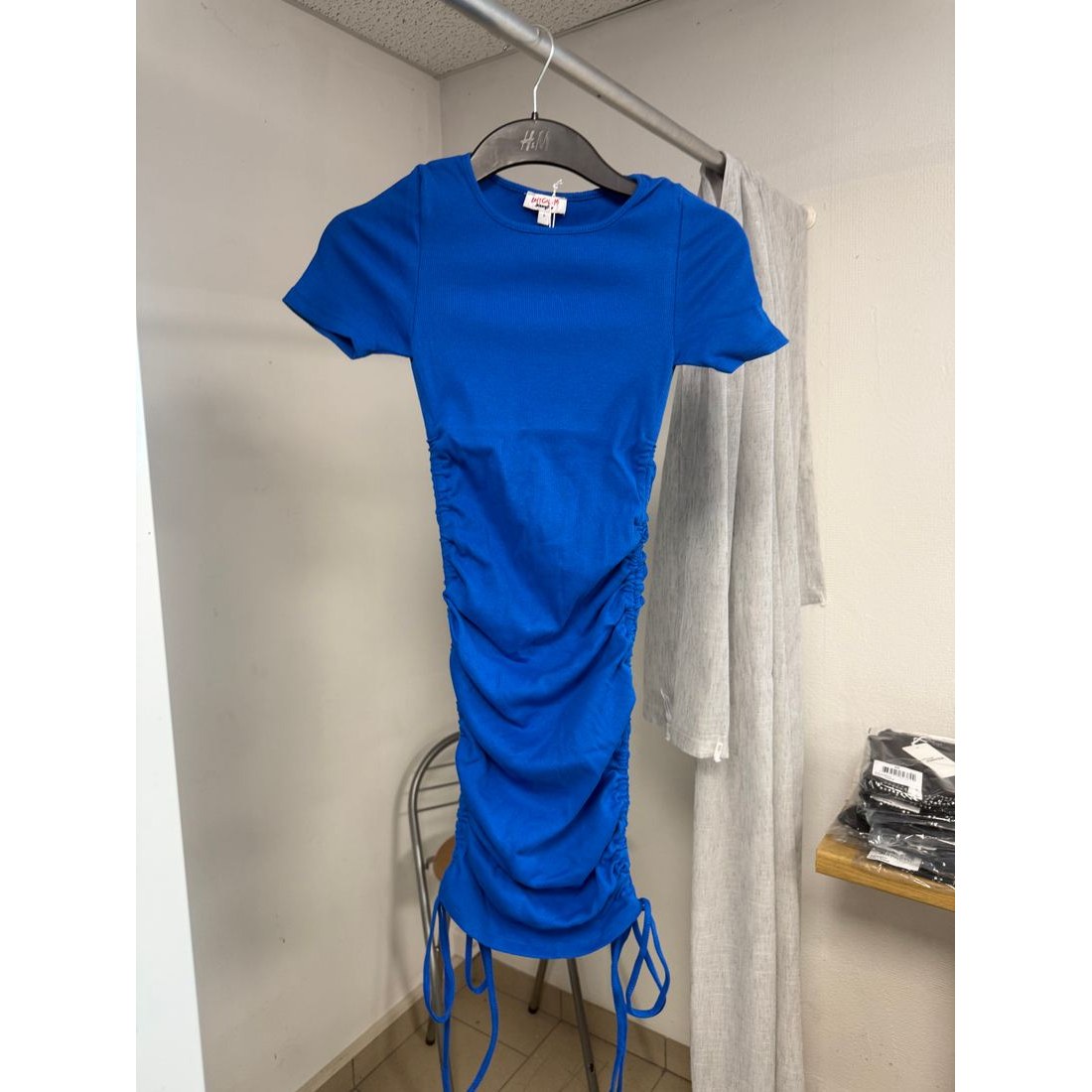 Robe t-shirt côtelée bleue – fronces et cordons réglables – vue 4